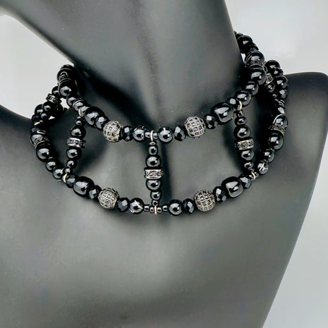 Hochwertige schwarze Glasperlen-Halskette, verziert mit edlen Zirkonia-Elementen und stabilen Edelstahldetails.