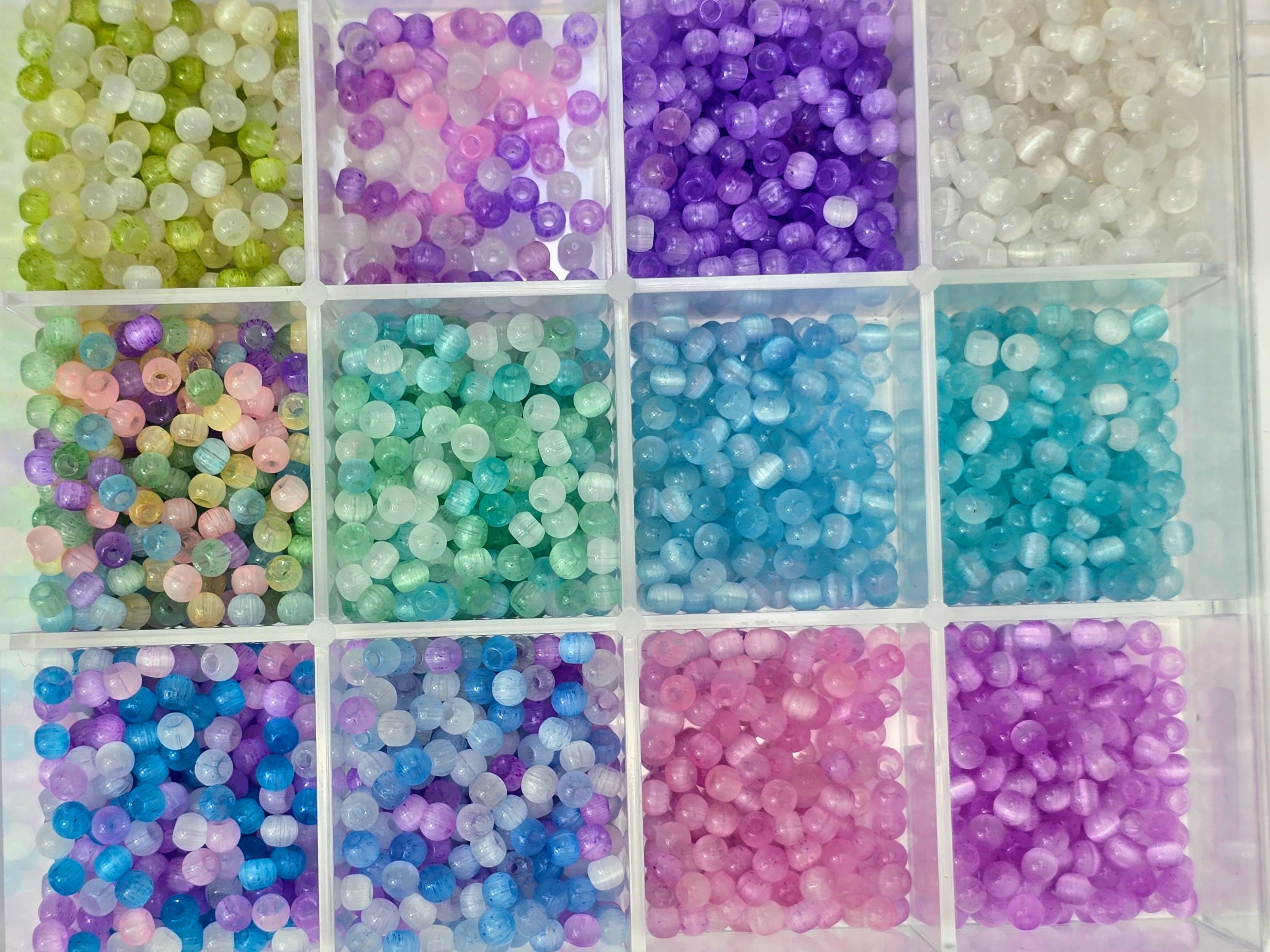 Kleine bunte Glasperlen (Roccailles), in 24 Fächerboxen hübsch dargestellt.
