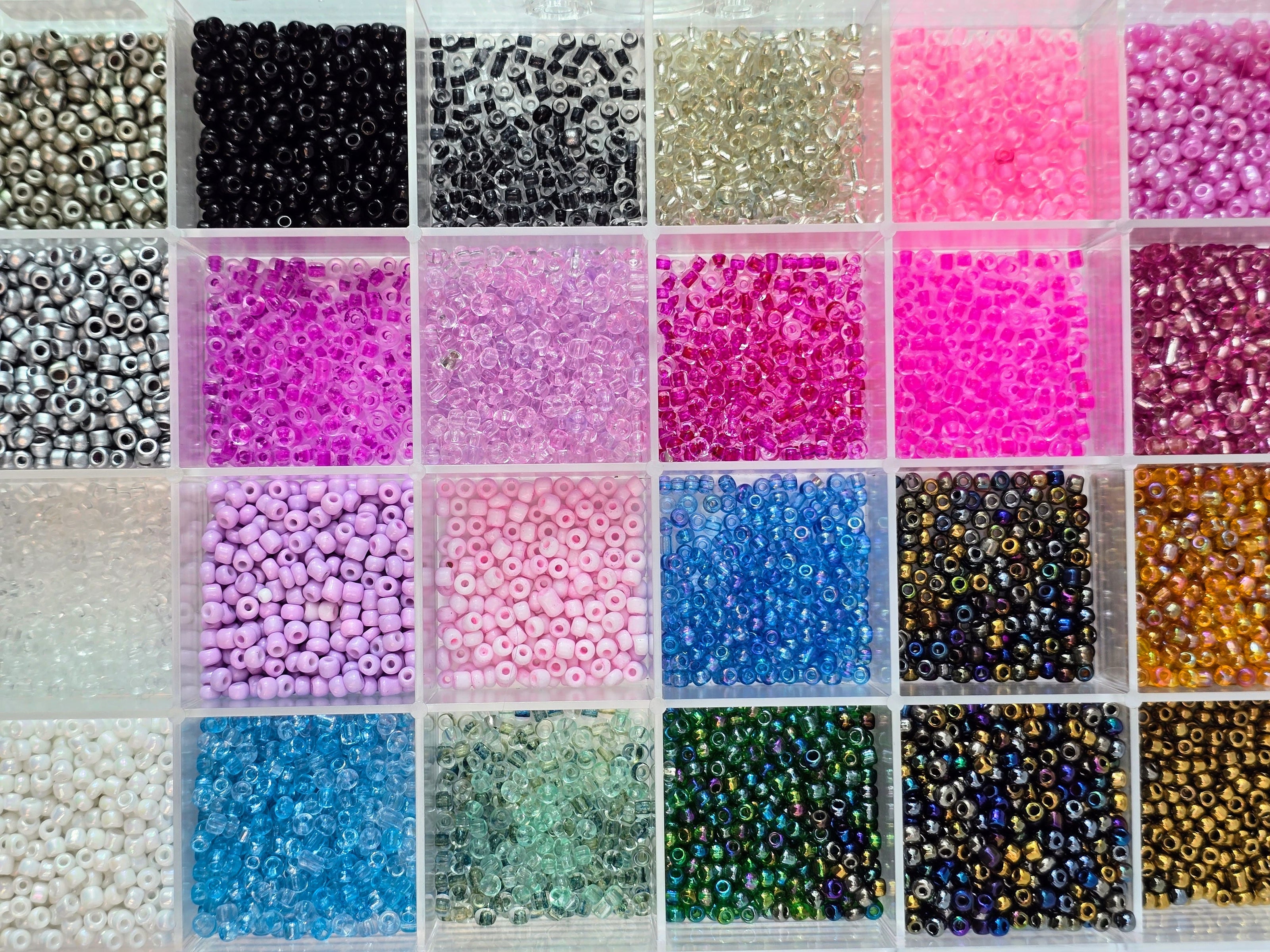 Kleine bunte Glasperlen (Roccailles), in 24 Fächerboxen hübsch dargestellt.