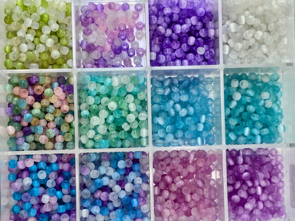 Kleine bunte Glasperlen (Roccailles), in 24 Fächerboxen hübsch dargestellt.