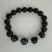Schwarzes Achat-Armband mit funkelnden Edelstahl-Elementen und klaren Kristallen, handgefertigt in der Schweiz. Elegantes und modernes Design, perfekt für jeden Anlass.