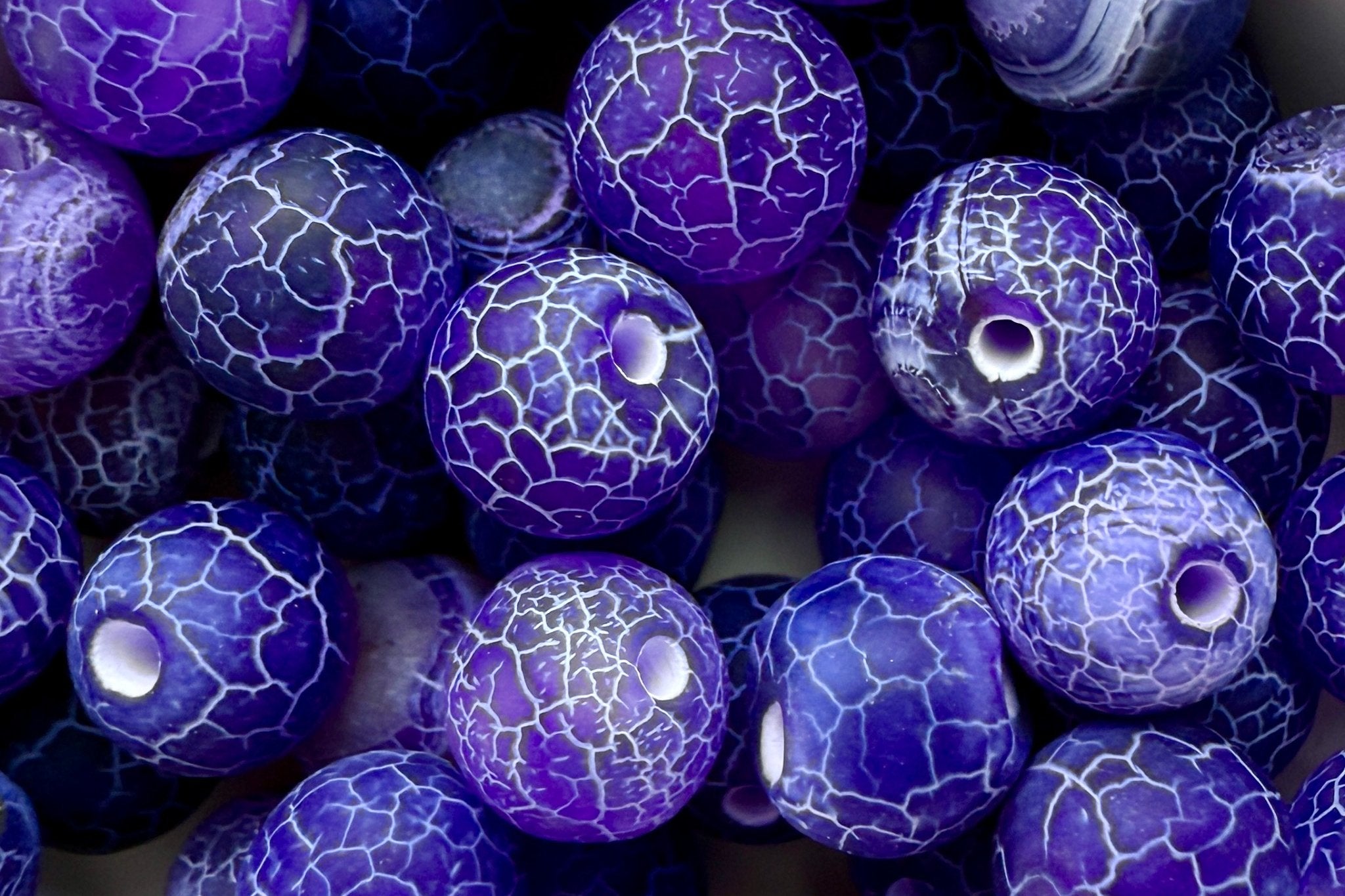 Lila Frost-Achatperlen – Edel geschliffene Achatsteine mit faszinierendem Frostmuster in Violett. Ideal für ausdrucksstarken, kunstvollen Schmuck.
