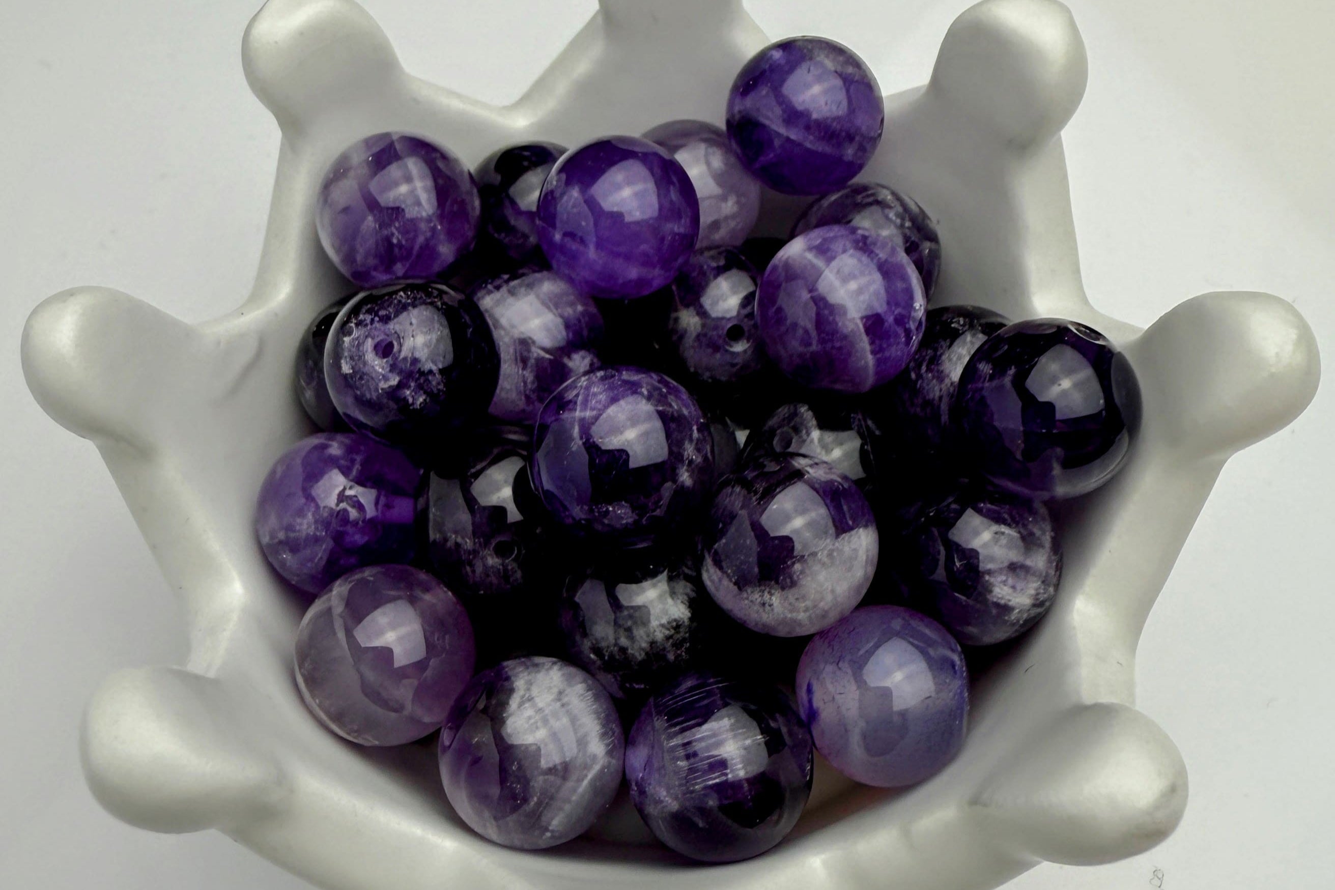 Amethyst-Perlen in violetten Tönen von zartem Flieder bis sattem Purpur, klar und edel, erhältlich im ‚Style it yourself‘-Angebot von Elurea. Perfekt für elegante und farbintensive Schmuckdesigns.