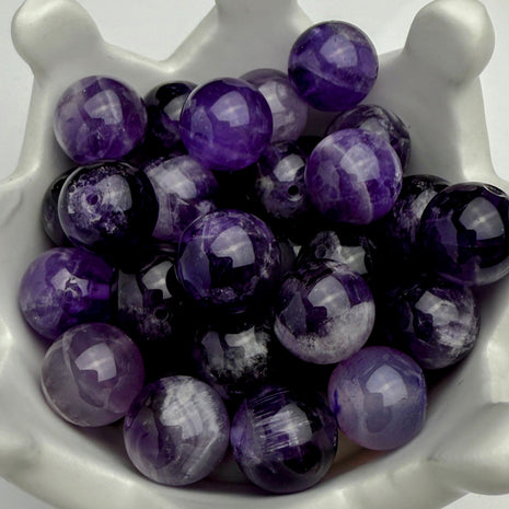 Amethyst-Perlen in violetten Tönen von zartem Flieder bis sattem Purpur, klar und edel, erhältlich im ‚Style it yourself‘-Angebot von Elurea. Perfekt für elegante und farbintensive Schmuckdesigns.