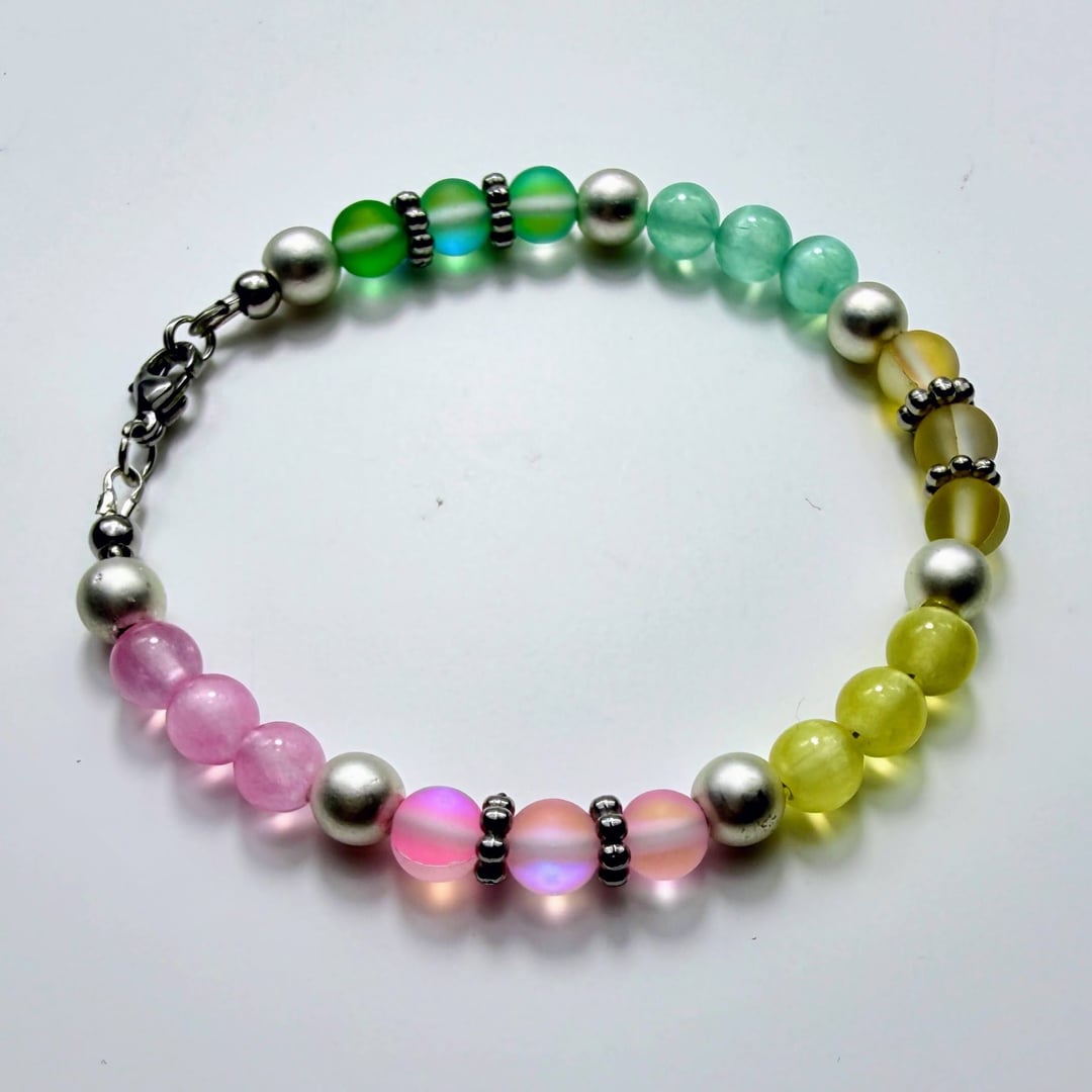 Armband aus bunten Glasperlen und matt silbrigen Hämatit-Akzenten – Bracelets – mit Silber (Produktansicht)