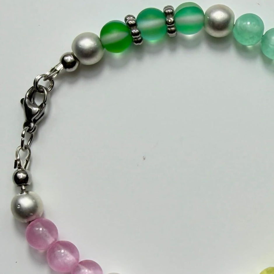 Armband aus bunten Glasperlen und matt silbrigen Hämatit-Akzenten – Produktabbildung 3