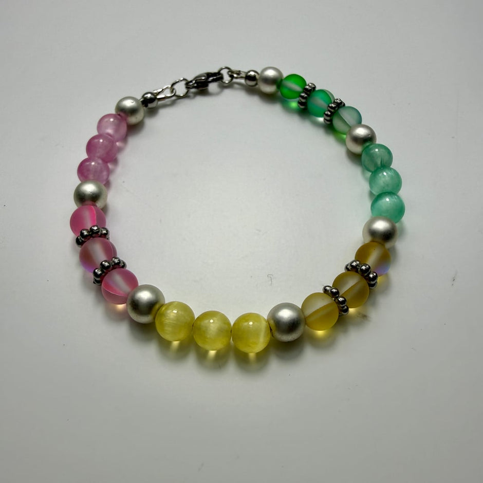 Armband aus bunten Glasperlen und matt silbrigen Hämatit-Akzenten – Produktabbildung 4