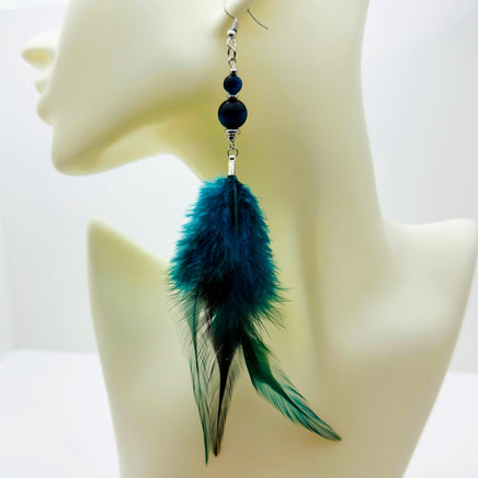 Bohemian-Style Ohrringe mit weichen Federn und silberfarbenen Details