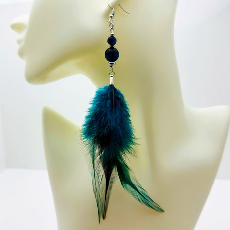 Bohemian-Style Ohrringe mit weichen Federn und silberfarbenen Details