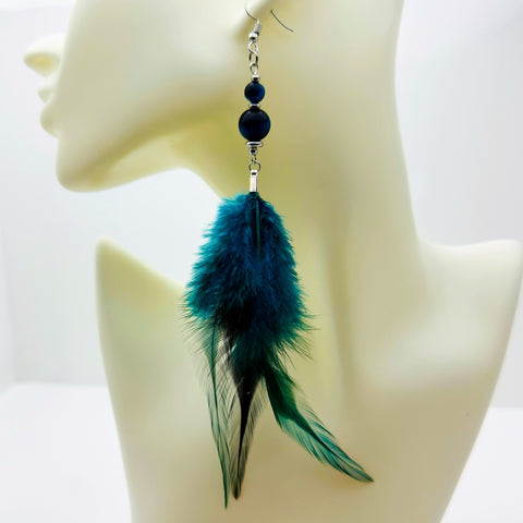 Bohemian-Style Ohrringe mit weichen Federn und silberfarbenen Details