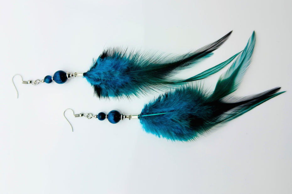 Boho-Federohrringe in Blau-Grün mit schimmernden Glasperlen
