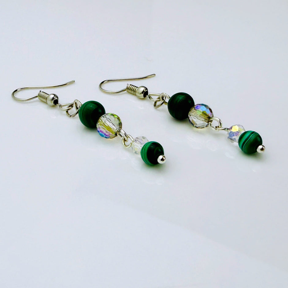 Filigrane Ohrringe mit Malachit, Kristallperlen und Edelstahl – perfekter Boho-Schmuck.