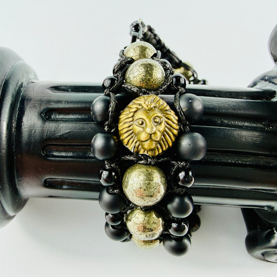 Breites dreireihiges Statement Armband mit Pyrit und Onyx-Edelsteinperlen und zwei Löwenköpfe – Bracelets – mit Silber (Prod…
