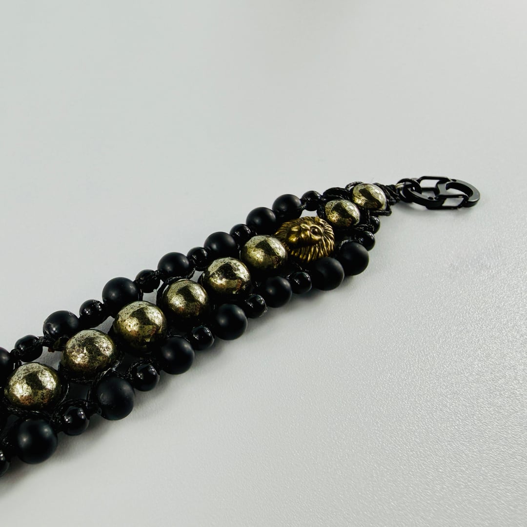 Breites dreireihiges Statement Armband mit Pyrit und Onyx-Edelsteinperlen und zwei Löwenköpfe – Bracelets – mit Silber (Prod…