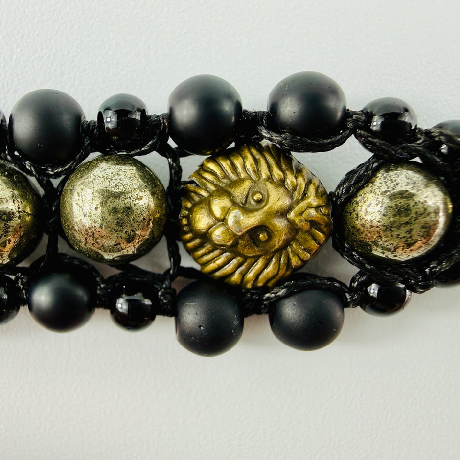 Breites dreireihiges Statement Armband mit Pyrit und Onyx-Edelsteinperlen und zwei Löwenköpfe – Bracelets – mit Silber (Prod…