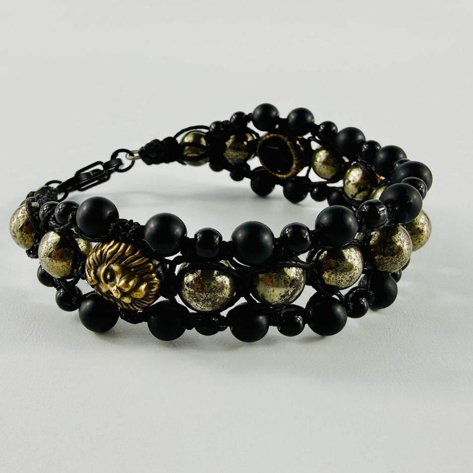 Breites dreireihiges Statement Armband mit Pyrit und Onyx-Edelsteinperlen und zwei Löwenköpfe – Bracelets – mit Silber (Prod…