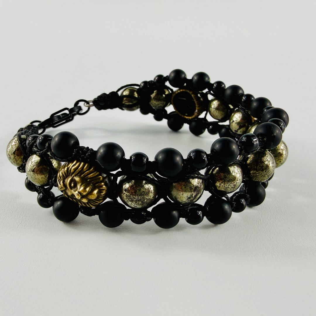 Breites dreireihiges Statement Armband mit Pyrit und Onyx-Edelsteinperlen und zwei Löwenköpfe – Bracelets – mit Silber (Prod…