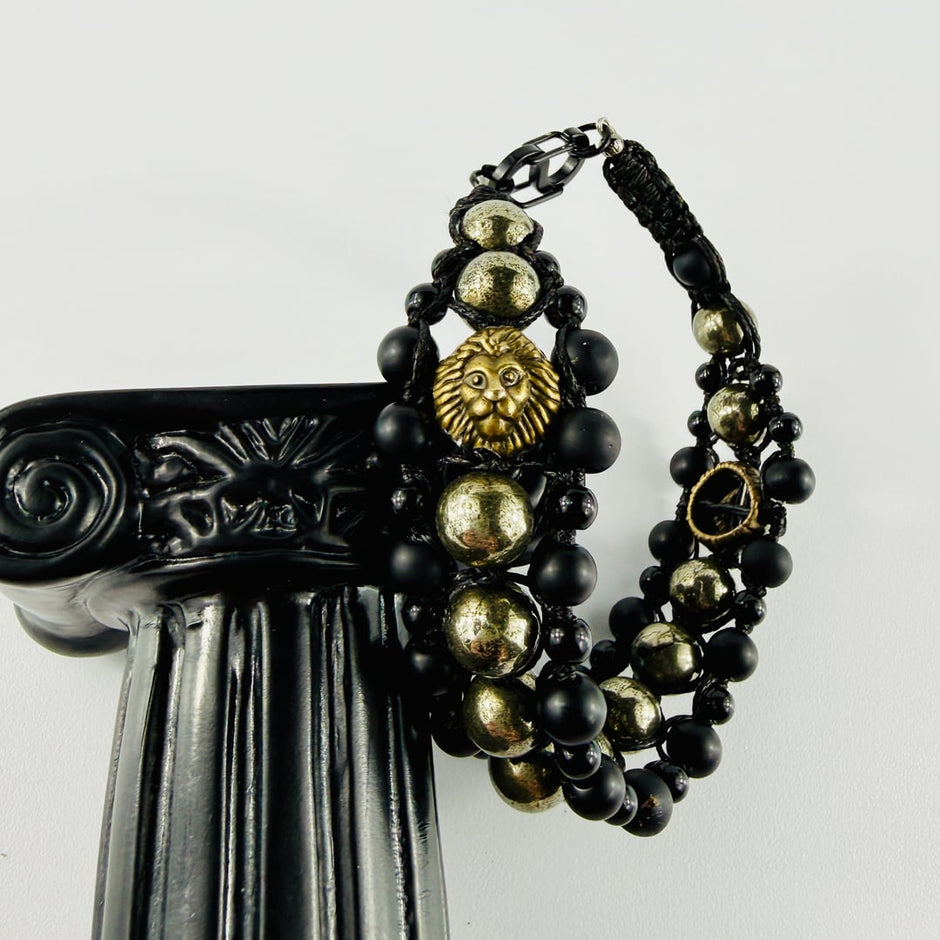 Breites dreireihiges Statement Armband mit Pyrit und Onyx-Edelsteinperlen und zwei Löwenköpfe – Bracelets – mit Silber (Prod…