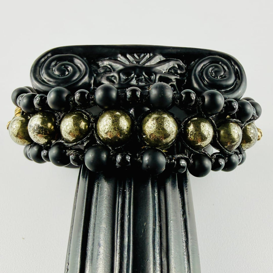 Breites dreireihiges Statement Armband mit Pyrit und Onyx-Edelsteinperlen und zwei Löwenköpfe – Bracelets – mit Silber (Prod…