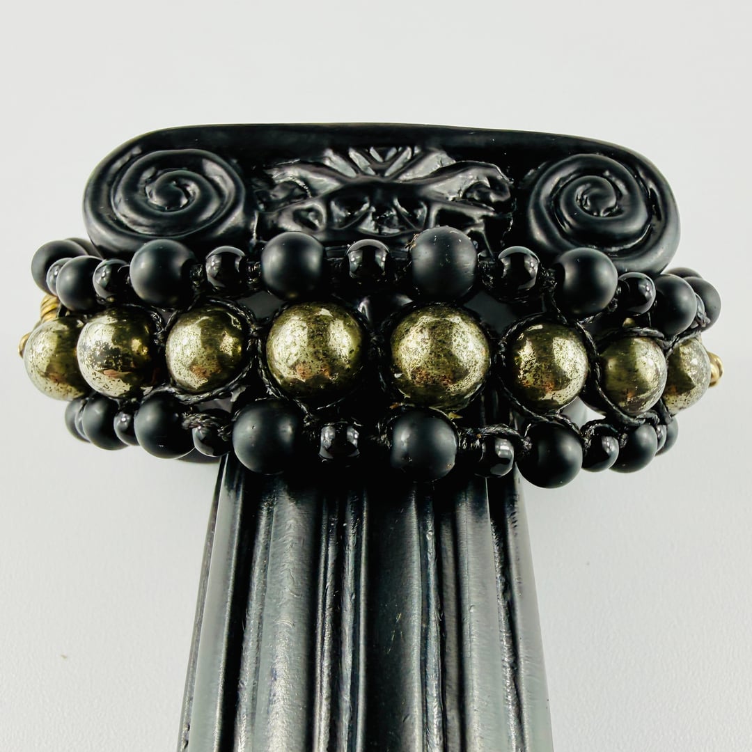 Breites dreireihiges Statement Armband mit Pyrit und Onyx-Edelsteinperlen und zwei Löwenköpfe – Bracelets – mit Silber (Prod…