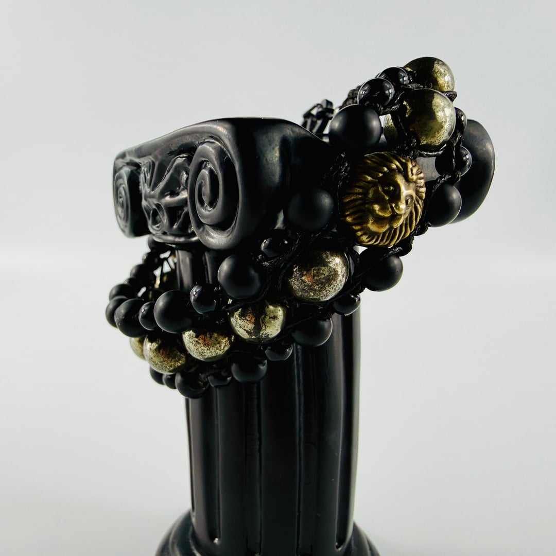 Breites dreireihiges Statement Armband mit Pyrit und Onyx-Edelsteinperlen und zwei Löwenköpfe – Produktabbildung 7