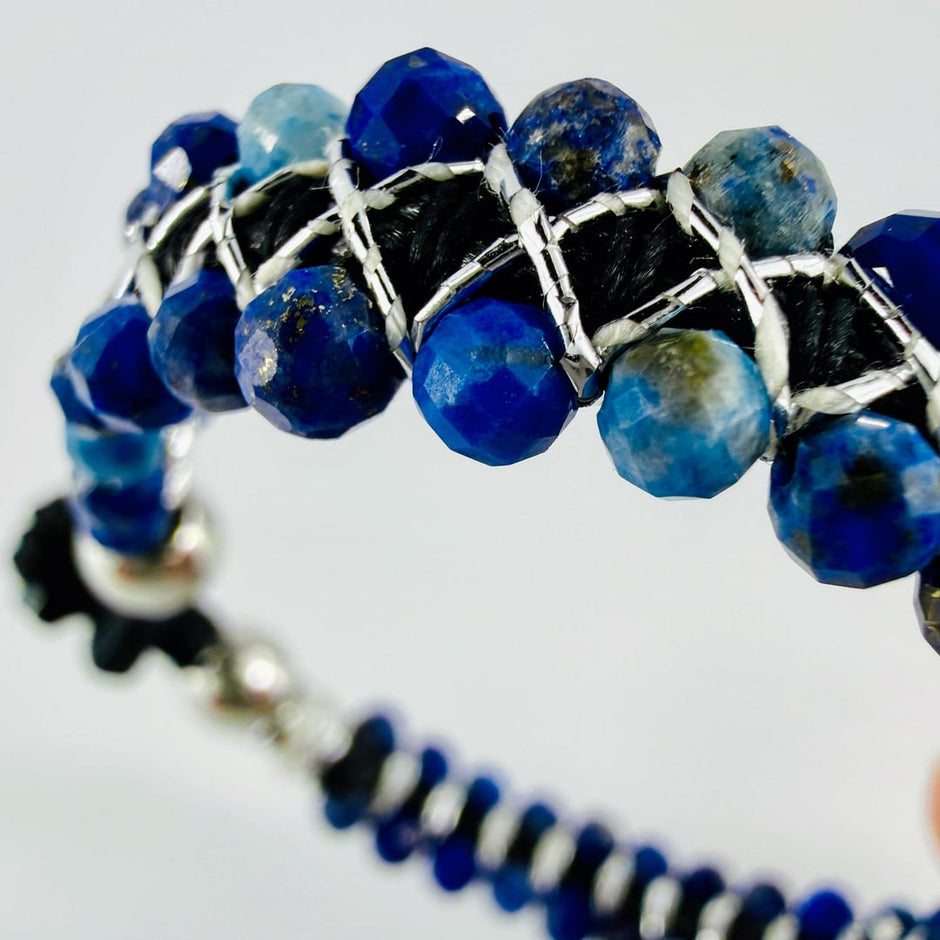 Doppelreihiges geknüpftes mit facettierten Lapislazuli-Edelstein Armband – Bracelets – mit Silber (Produktansicht)