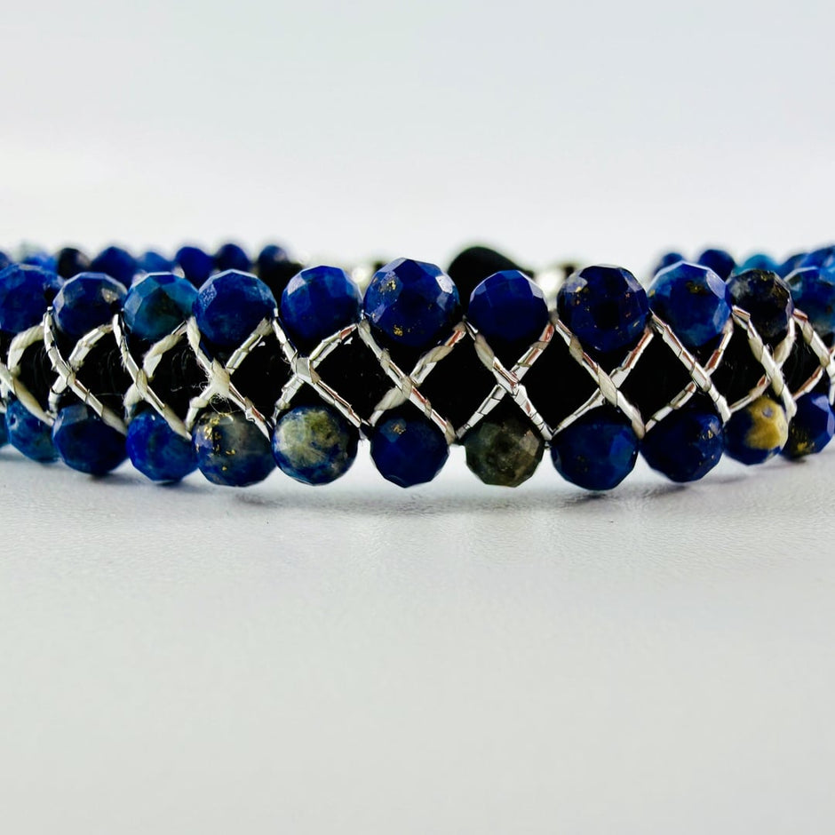 Doppelreihiges geknüpftes mit facettierten Lapislazuli-Edelstein Armband – Bracelets – mit Silber (Produktansicht)