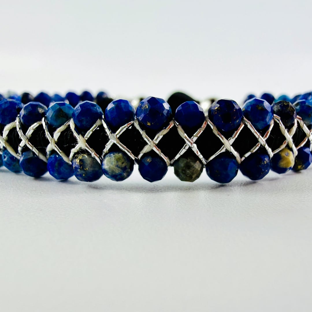 Doppelreihiges geknüpftes mit facettierten Lapislazuli-Edelstein Armband – Bracelets – mit Silber (Produktansicht)