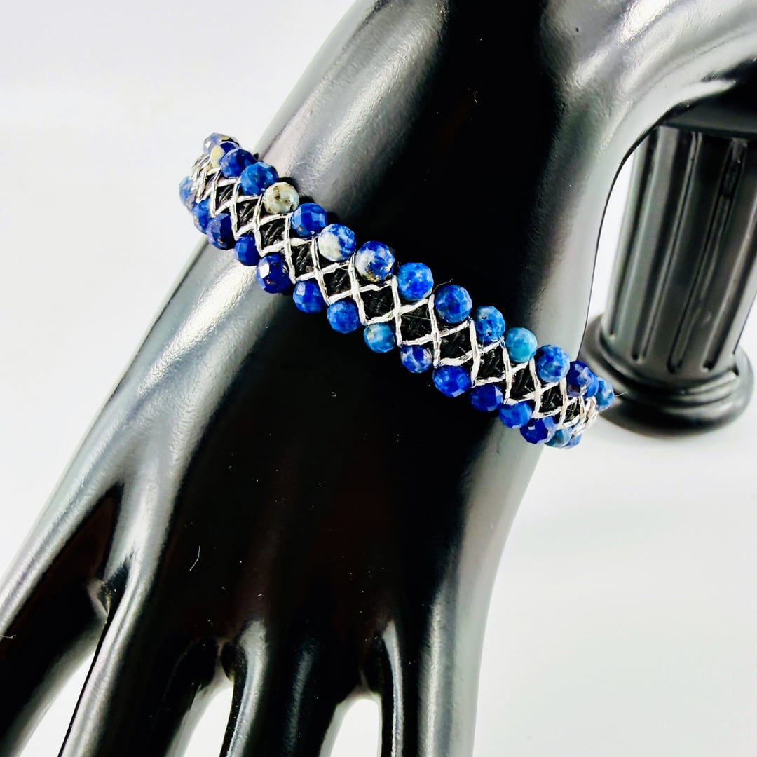 Doppelreihiges geknüpftes mit facettierten Lapislazuli-Edelstein Armband – Bracelets – mit Silber (Produktansicht)