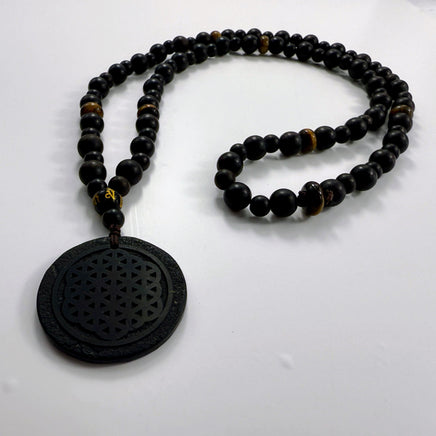Ebenholz-Perlenkette mit Obsidian-Anhänger in Blume-des-Lebens-Motiv