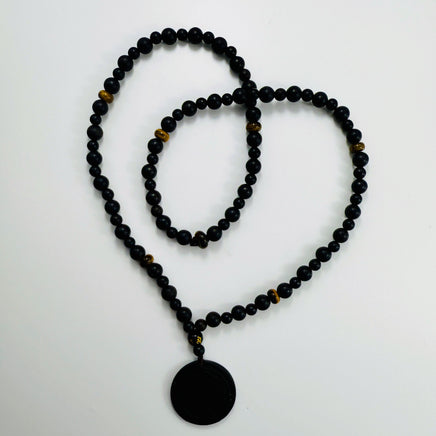 Ebenholz-Tigerauge-Kette mit Symbolanhänger auf weißem Hintergrund