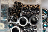 Zylinderförmige Edelstahlperlen mit schwarzer Oxidierung und Ornament-Gravur im antiken Design