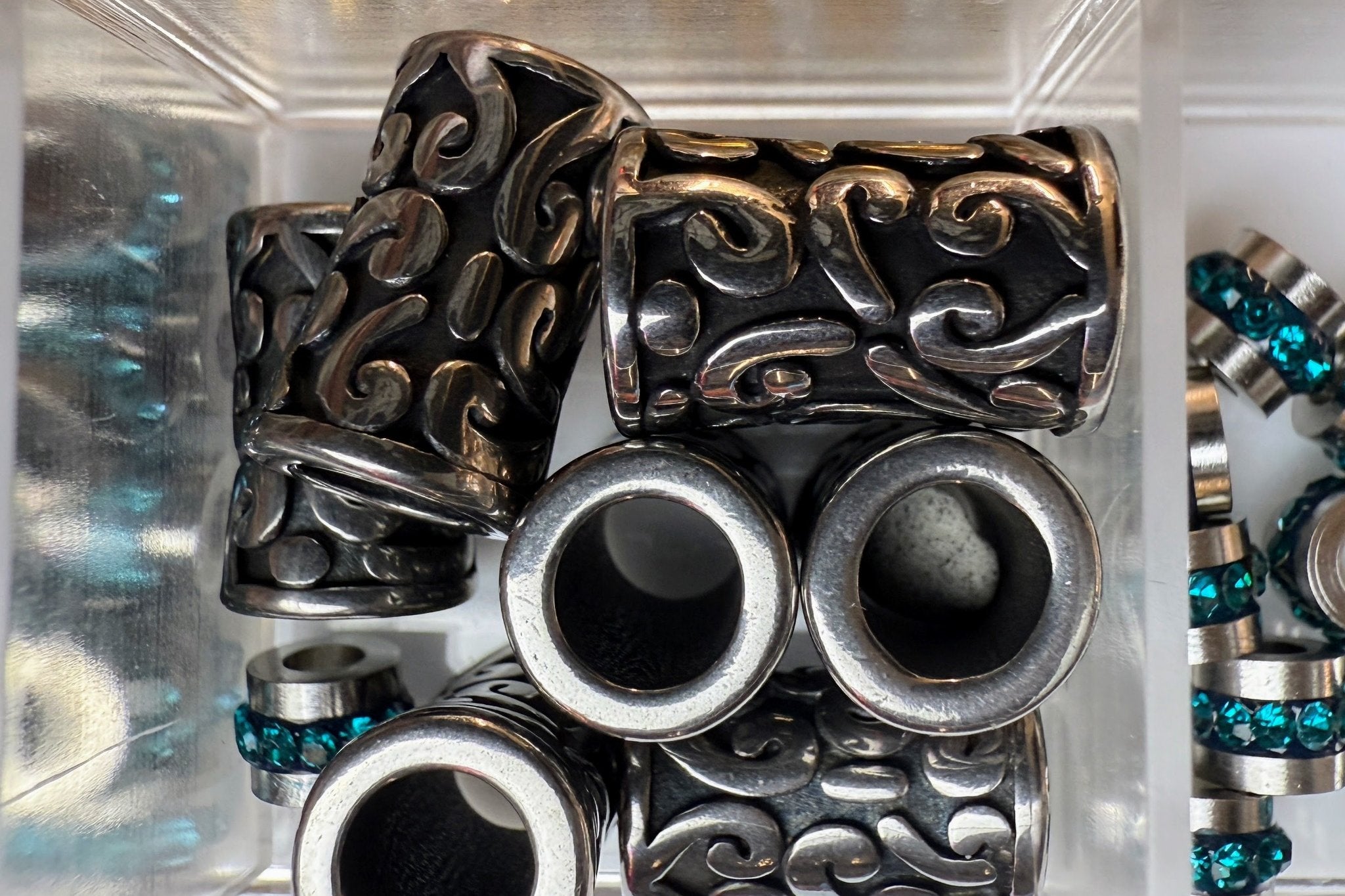 Zylinderförmige Edelstahlperlen mit schwarzer Oxidierung und Ornament-Gravur im antiken Design