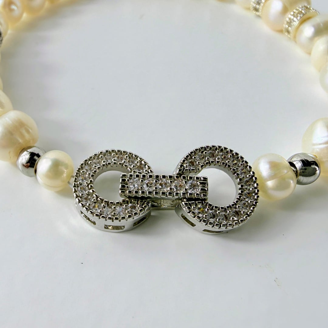 Edles Armband aus Süsswasser-Perlen und mit Zirkonias besetzten Akzent-Elementen – Bracelets – mit Silber, Perle (Produktans…