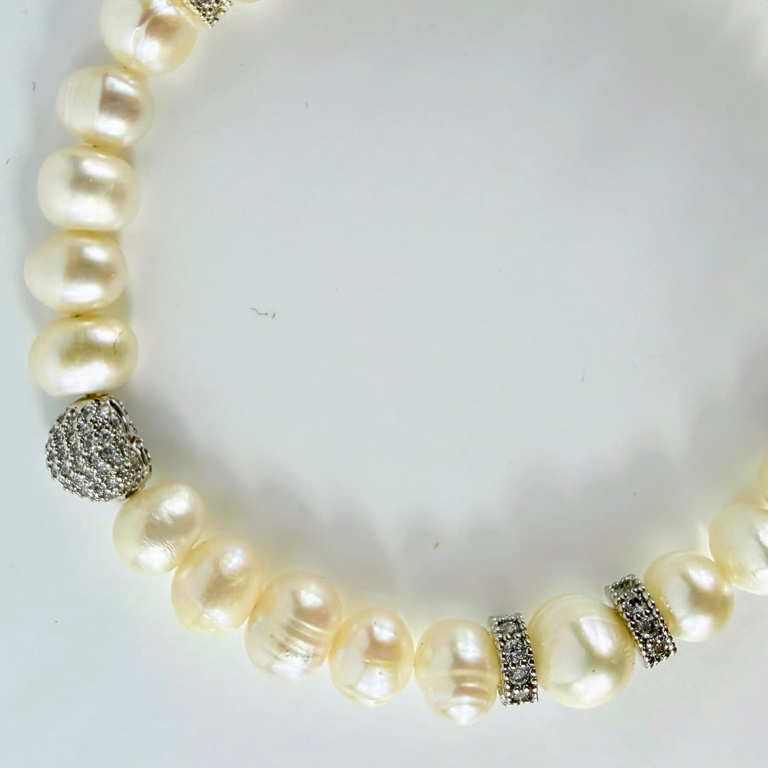 Edles Armband aus Süsswasser-Perlen und mit Zirkonias besetzten Akzent-Elementen – Bracelets – mit Silber, Perle (Produktans…