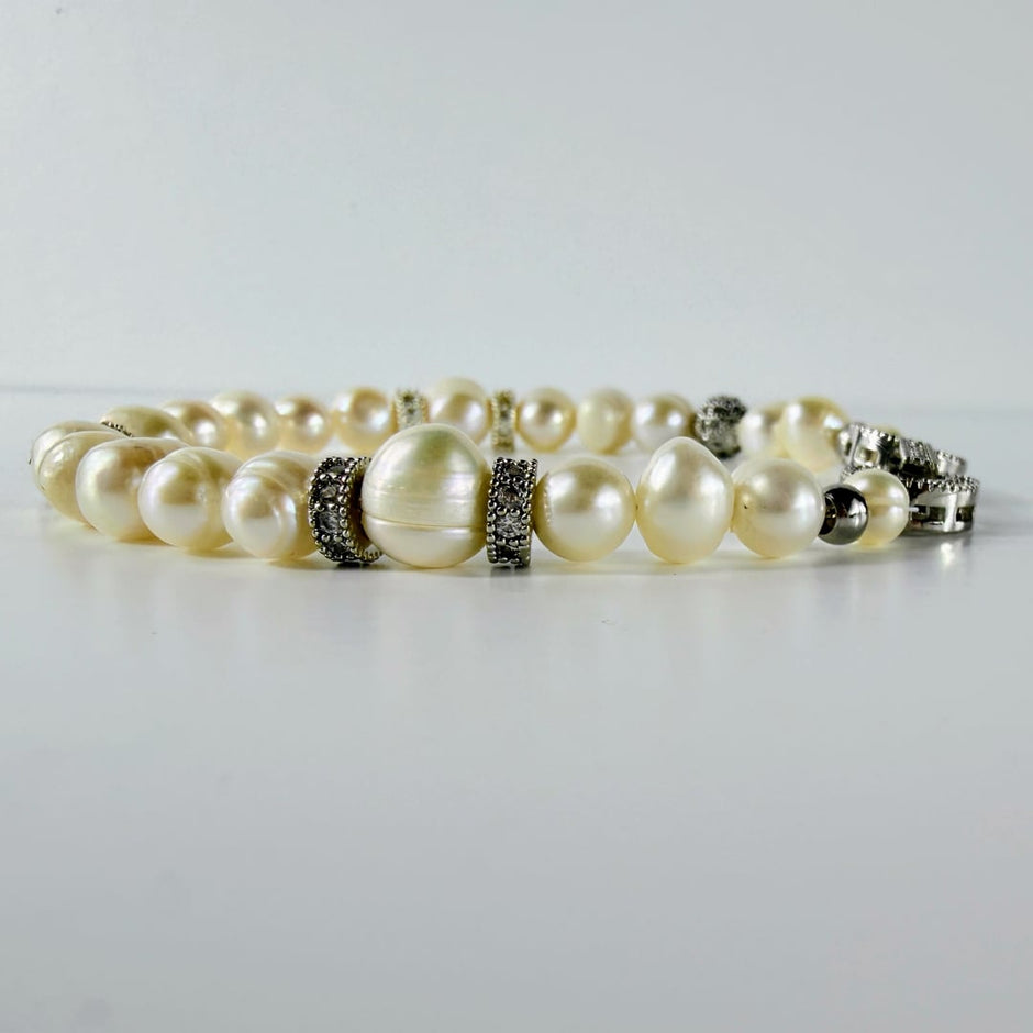 Edles Armband aus Süsswasser-Perlen und mit Zirkonias besetzten Akzent-Elementen – Produktabbildung 4