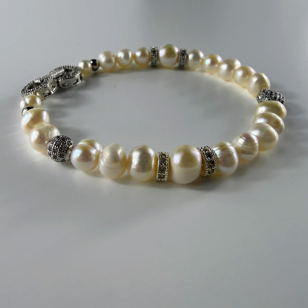 Edles Armband aus Süsswasser-Perlen und mit Zirkonias besetzten Akzent-Elementen – Produktabbildung 5