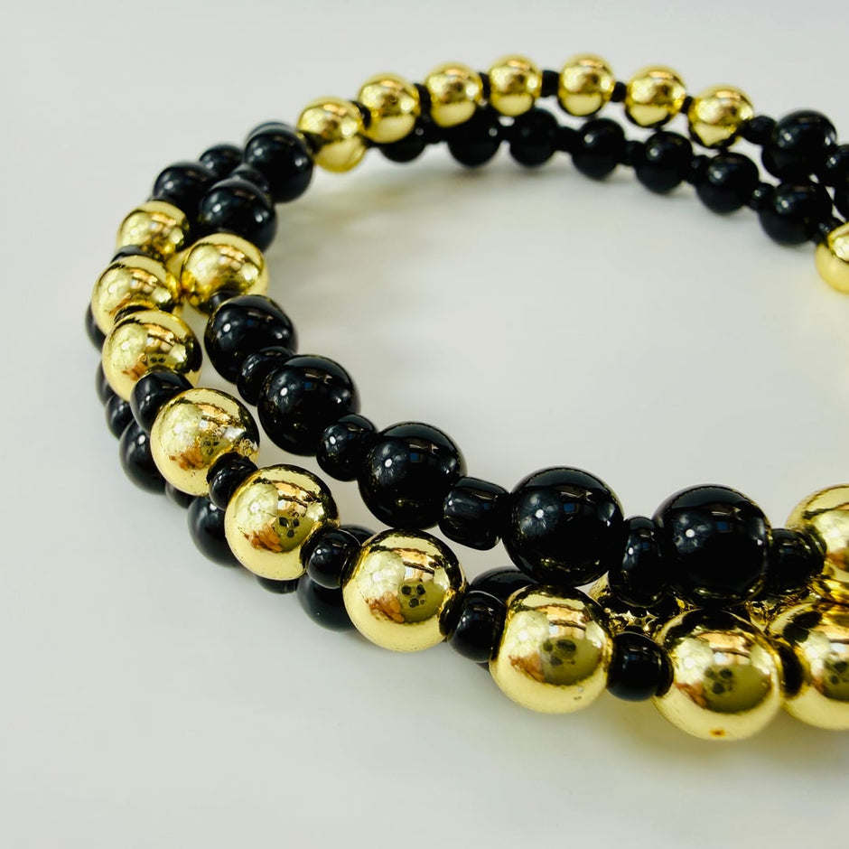 Edles Spiralarmband mit goldenen Hämatit und schwarzen Glasperlen abgerundet mit Roccailles – Bracelets – mit Onyx (Produkta…