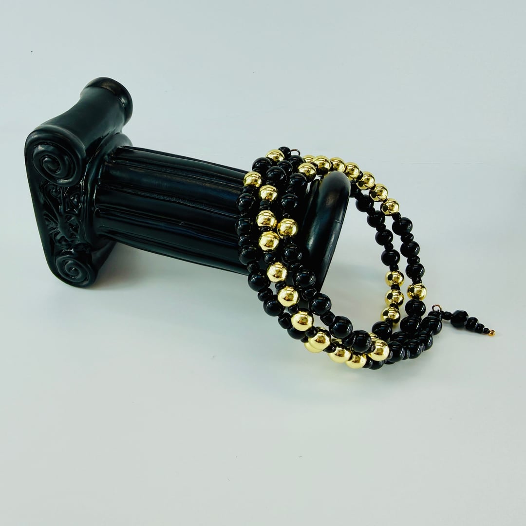 Edles Spiralarmband mit goldenen Hämatit und schwarzen Glasperlen abgerundet mit Roccailles – Bracelets – mit Onyx (Produkta…
