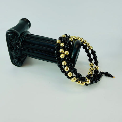 Edles Spiralarmband mit goldenen Hämatit und schwarzen Glasperlen abgerundet mit Roccailles – Bracelets – mit Onyx (Produkta…