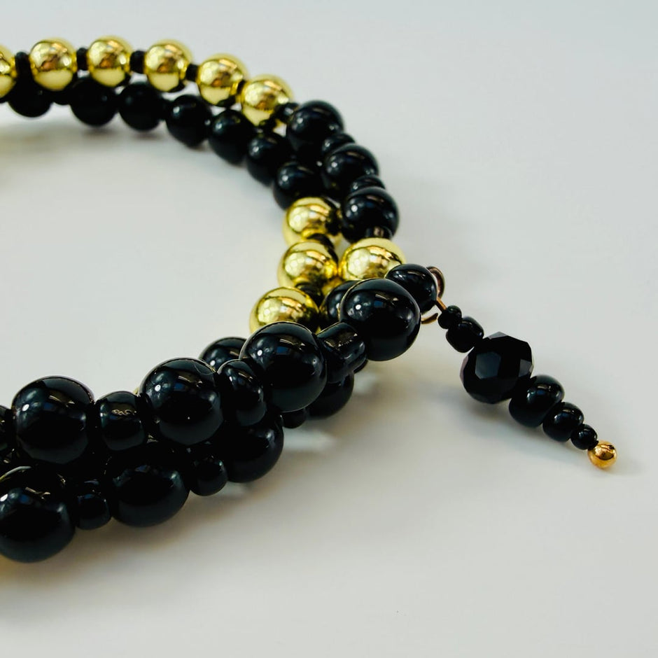 Edles Spiralarmband mit goldenen Hämatit und schwarzen Glasperlen abgerundet mit Roccailles – Bracelets – mit Onyx (Produkta…