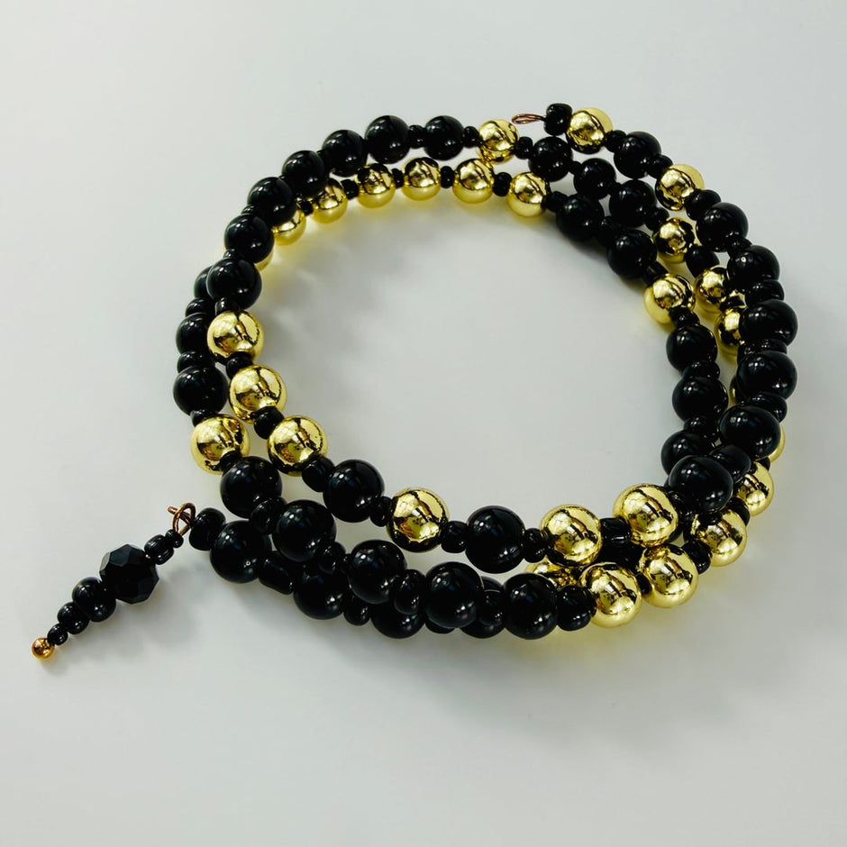 Edles Spiralarmband mit goldenen Hämatit und schwarzen Glasperlen abgerundet mit Roccailles – Bracelets – mit Onyx (Produkta…