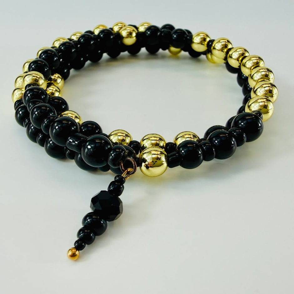 Edles Spiralarmband mit goldenen Hämatit und schwarzen Glasperlen abgerundet mit Roccailles – Produktabbildung 6