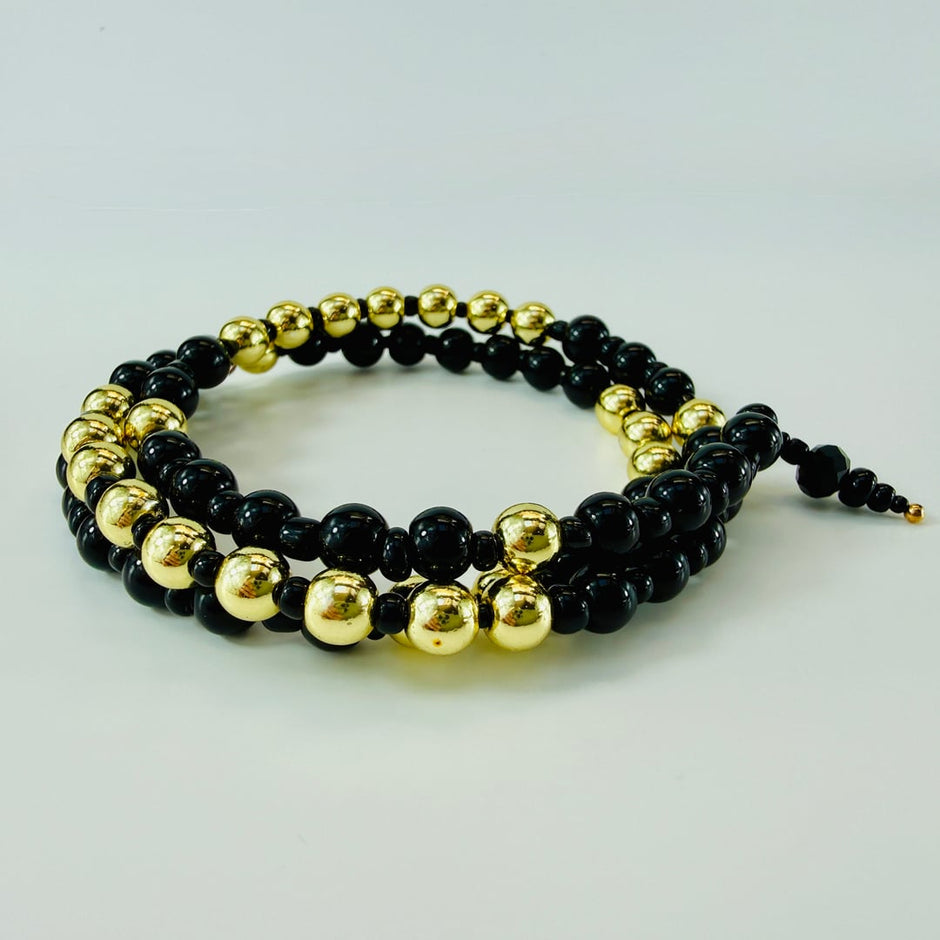 Edles Spiralarmband mit goldenen Hämatit und schwarzen Glasperlen abgerundet mit Roccailles – Produktabbildung 7