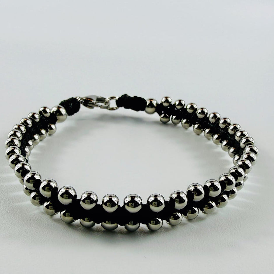 Edles zweireihiges Edelstahl-Perlen Armband geknüpft – Bracelets – mit Silber (Tragebild)