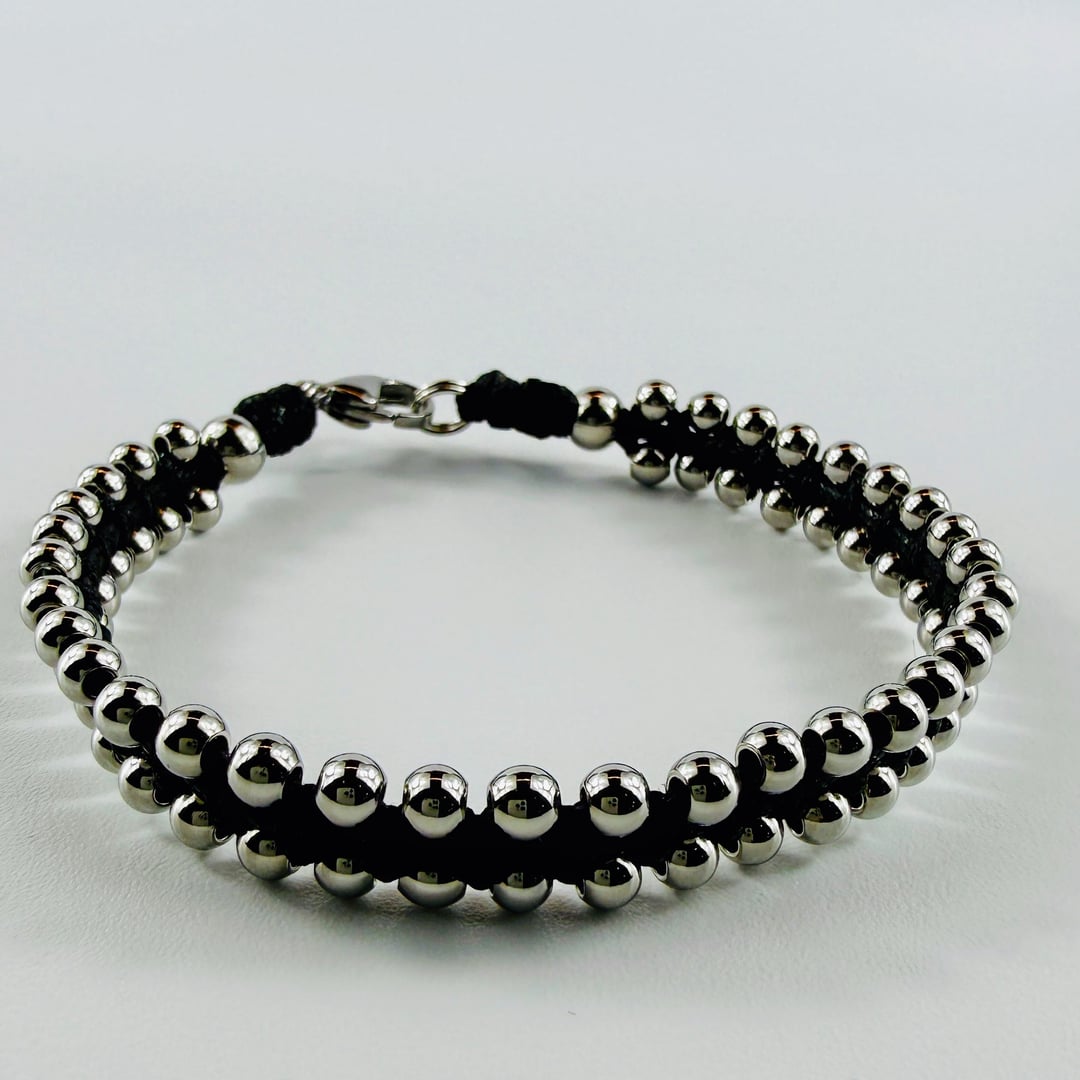 Edles zweireihiges Edelstahl-Perlen Armband geknüpft – Bracelets – mit Silber (Tragebild)