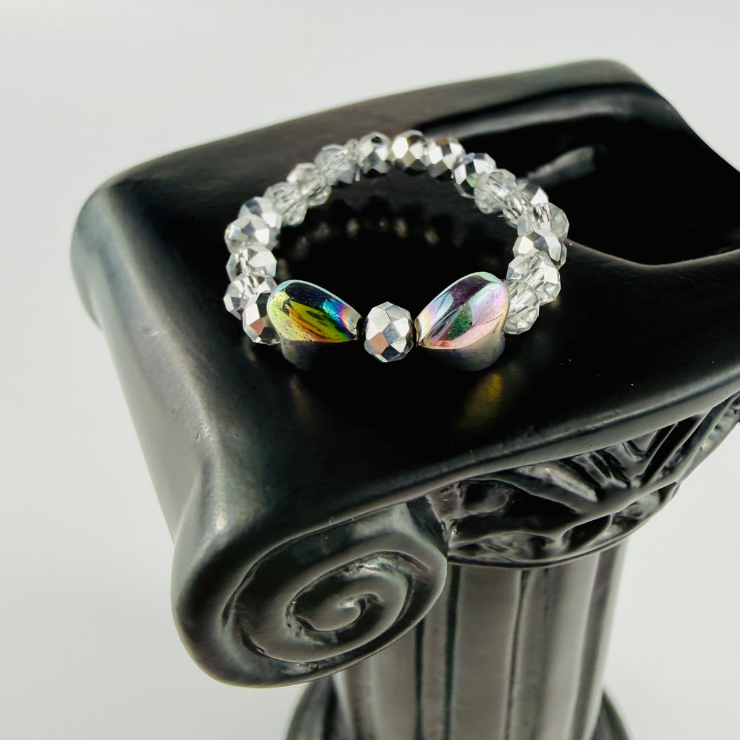 Elastischer Ring mit Hämatit-Herzen in Form einer Schleife und Glasperlen – Rings – mit Silber, Perle (Produktansicht)