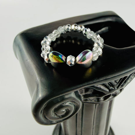 Elastischer Ring mit Hämatit-Herzen in Form einer Schleife und Glasperlen – Rings – mit Silber, Perle (Produktansicht)