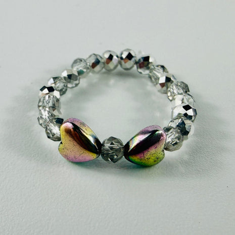 Elastischer Ring mit Hämatit-Herzen in Form einer Schleife und Glasperlen – Rings – mit Silber, Perle (Produktansicht)