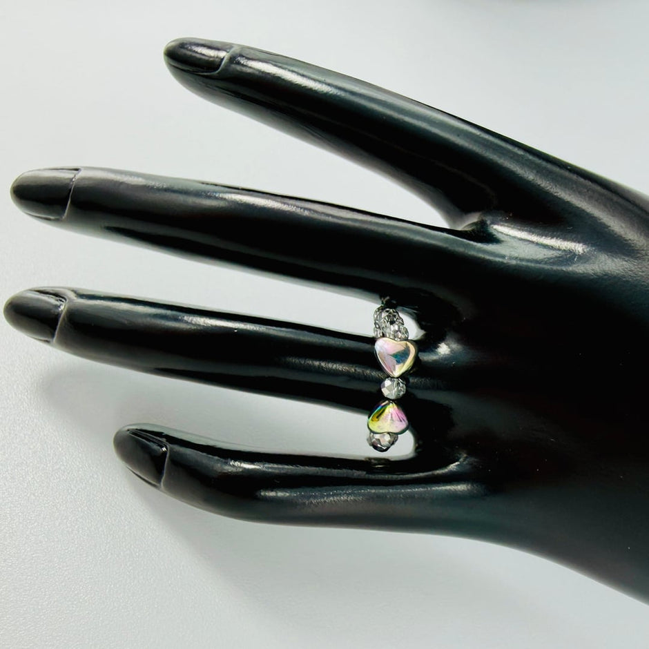 Elastischer Ring mit Hämatit-Herzen in Form einer Schleife und Glasperlen – Rings – mit Silber, Perle (Produktansicht)